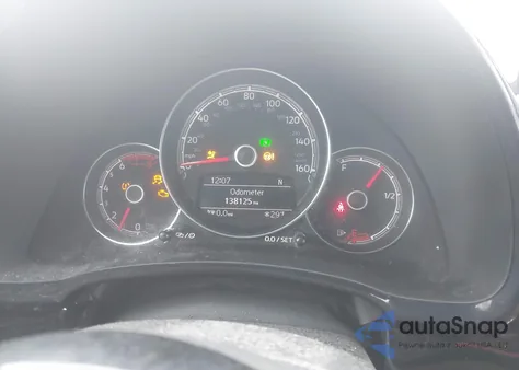 2017 Volkswagen Beetle #Pinkbeetle/1.8T Classic/1.8T S z USA, uszkodzony, nr VIN 3VWF17AT9HM615080